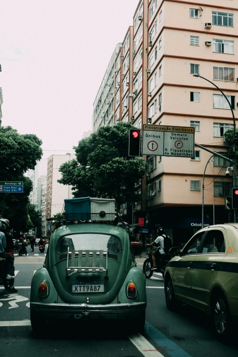 Imagem de um fusca verde nas ruas de copacabana